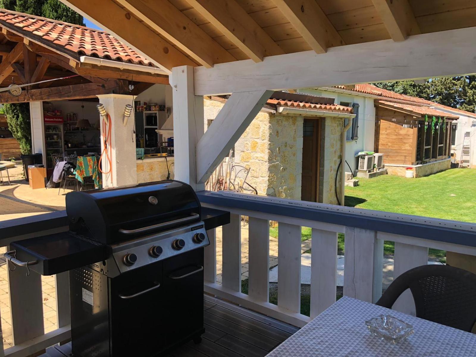 Chalet Mont Ventoux Et Chalet Vip Camaret-sur-Aigues Exterior photo